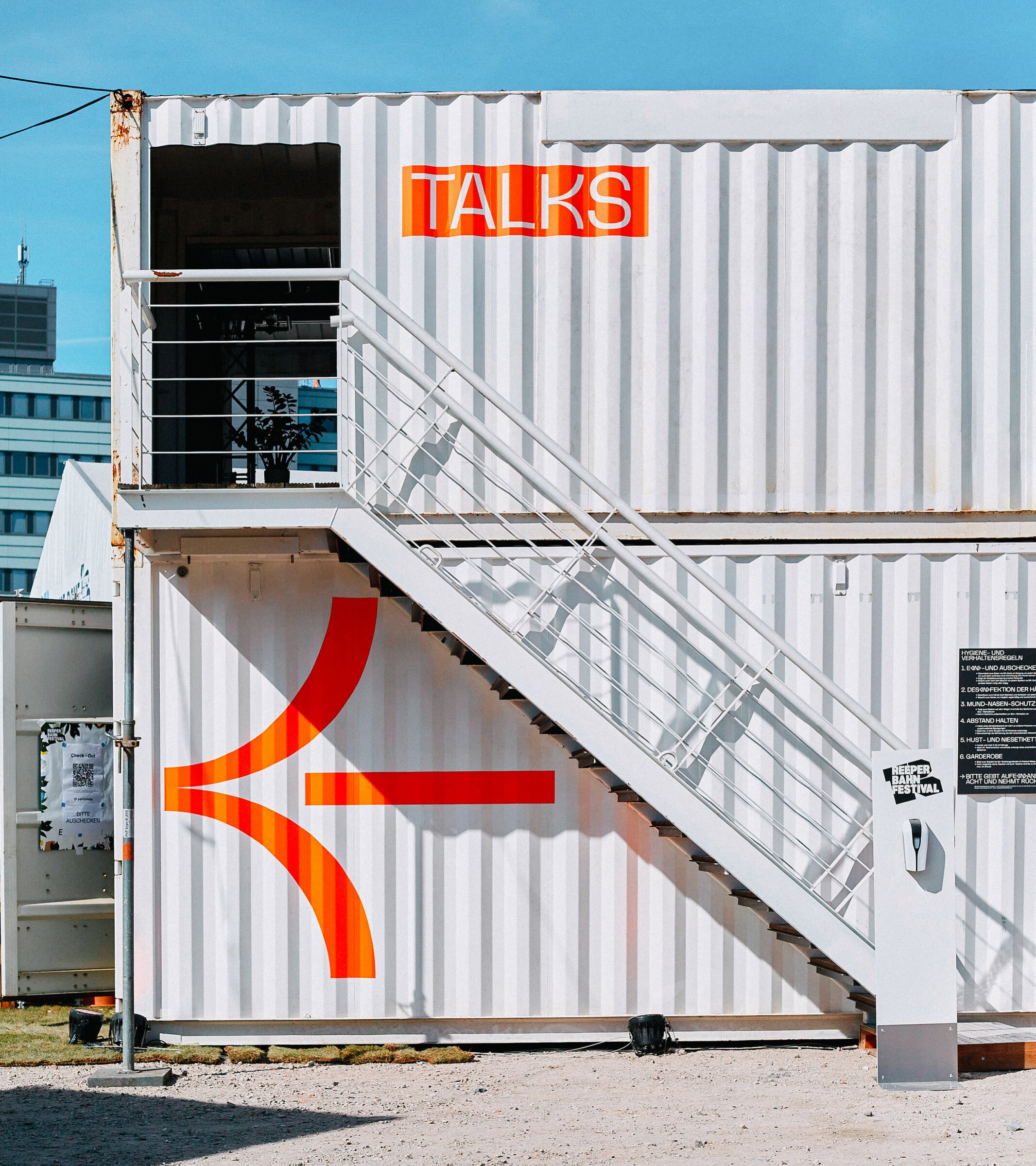 aussenansicht der Reeperbahn festival Container in hamburg