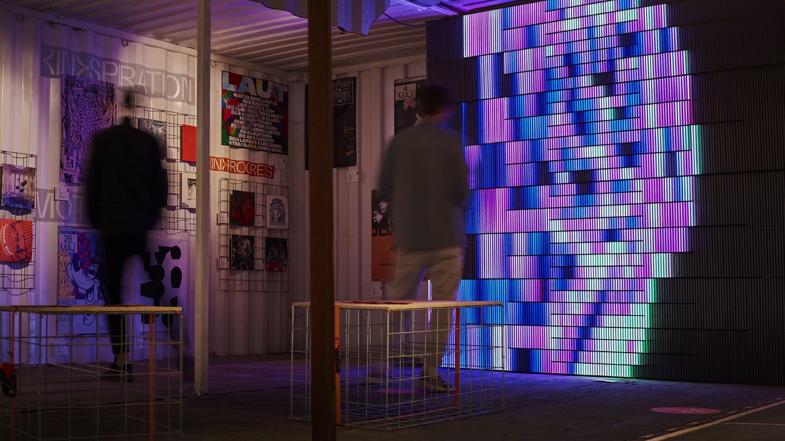 Lichtinstallation von Pfadfinderei in der Grafik Ausstellung auf dem Reeperbahn festival in hamburg von Bareis und Nicolaus
