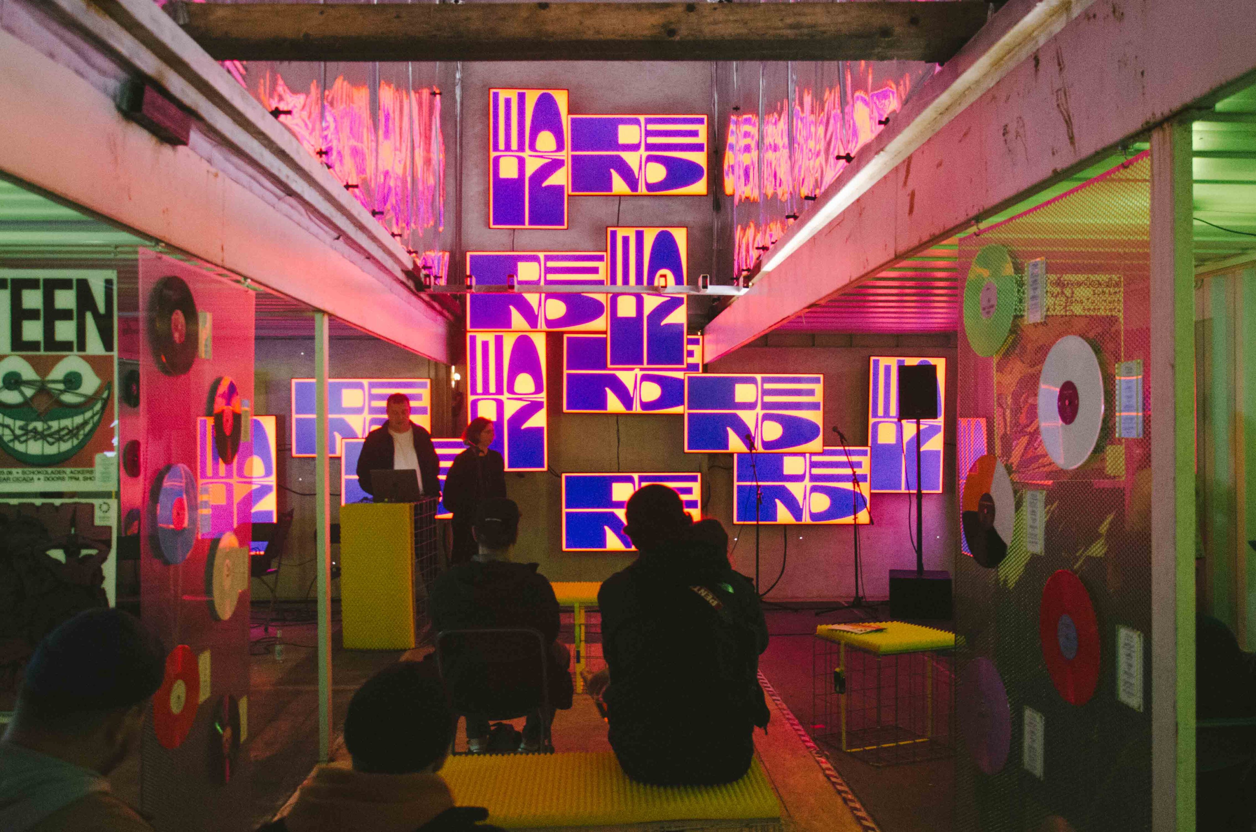 ein Vortrag des niederlaendischen Designstudios studio Dumbar in der Ausstellung in between auf dem Reeperbahn festival in Hamburg 2021