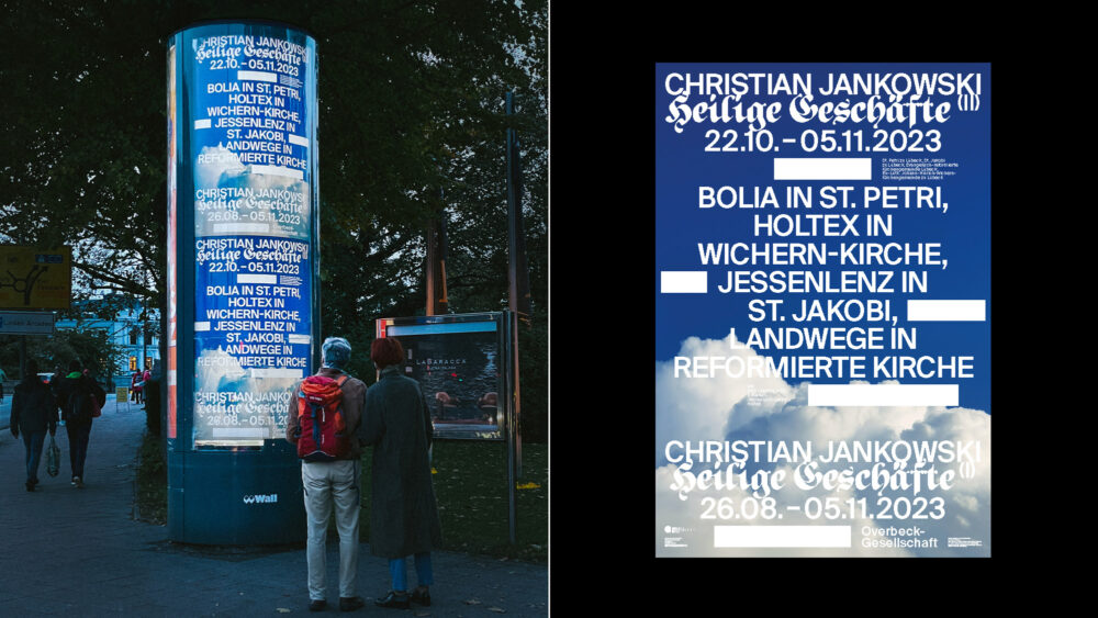 Plakate zur Ausstellung in einer Säule. zwei menschen begutachten das Plakat der Ausstellung inmitten der stadt Lübeck